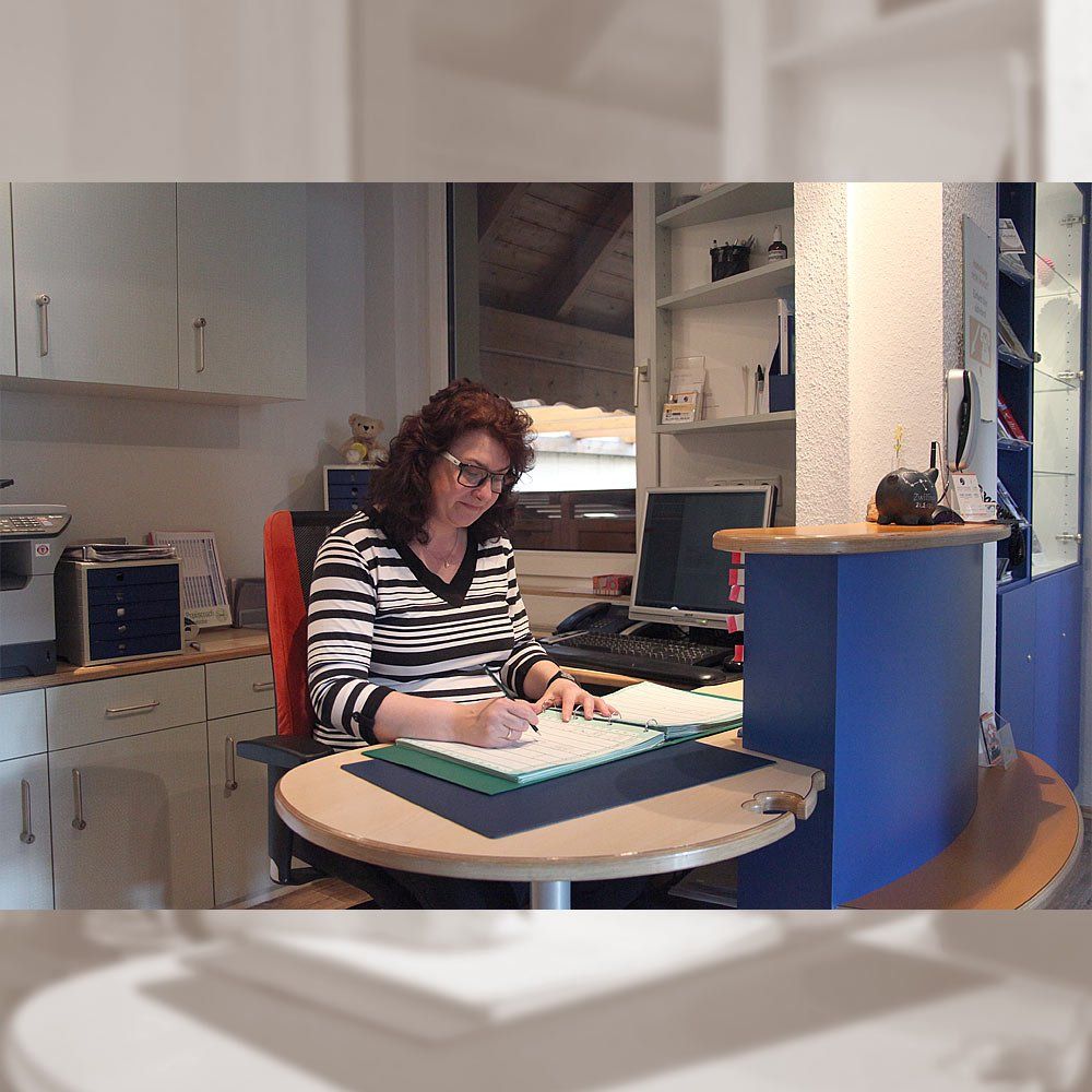 Sonja Zander an der Rezeption der Praxis Zander Marc Physioteam Zander