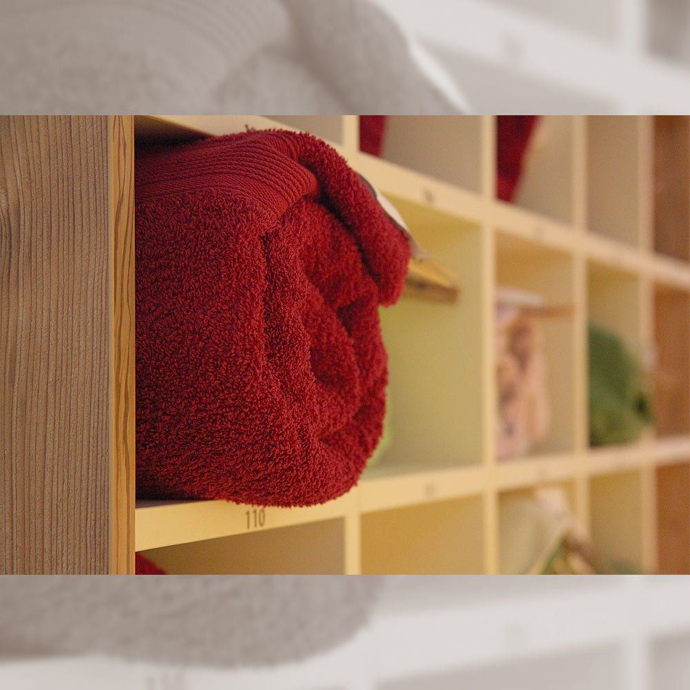 Regal mit rotem Handtuch bei Zander Marc Physioteam Zander