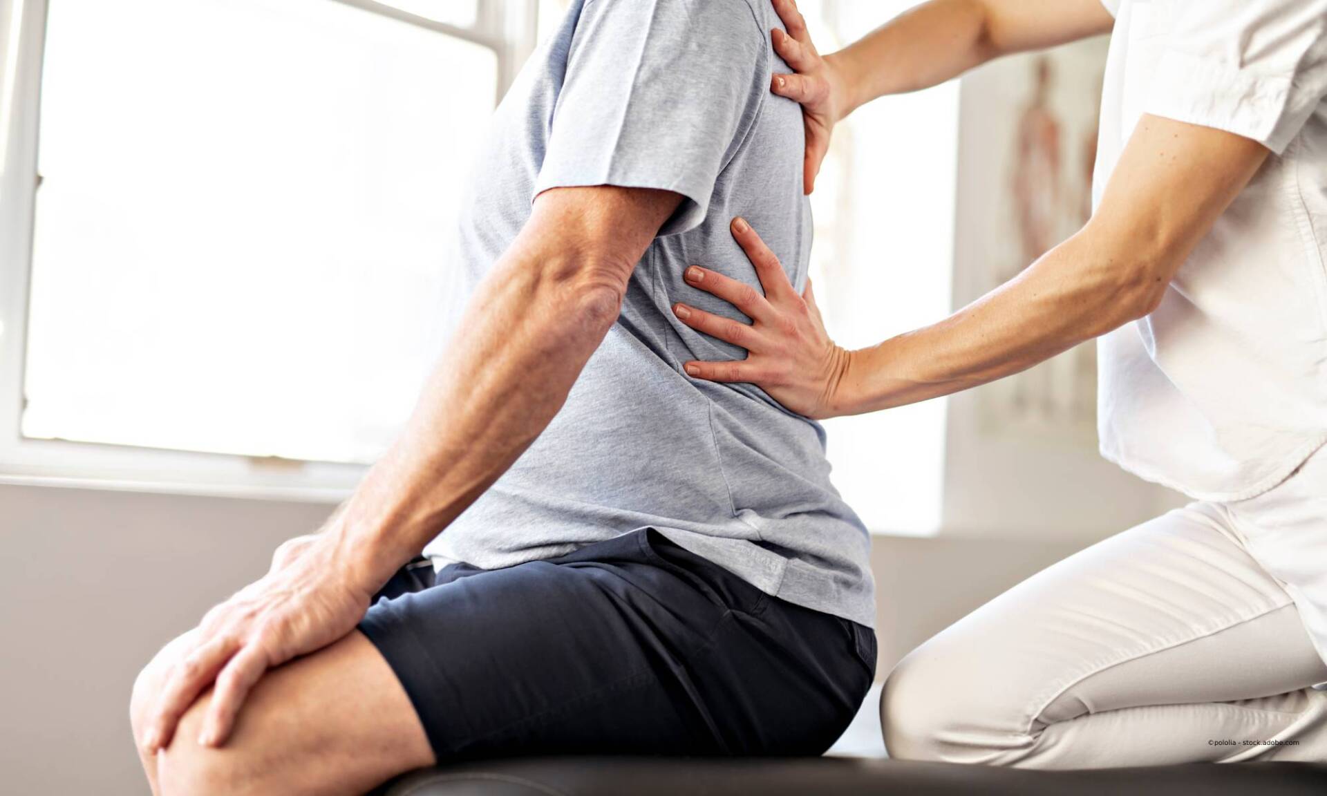 Mitarbeiter von Zander Marc Physioteam Zander untersucht den Rücken eines Patienten