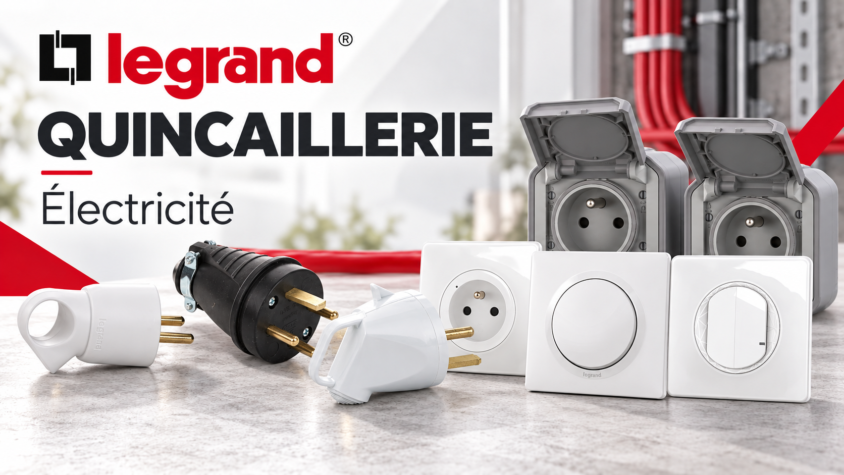 Des prises électriques et des fiches blanches sur une surface grise.