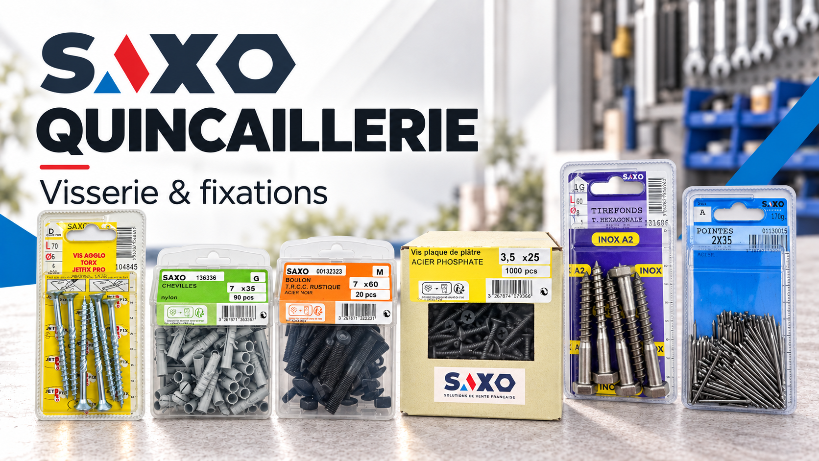 Présentoir de quincaillerie SIXO avec un assortiment de vis et de fixations dans des sachets colorés, posé sur un comptoir.