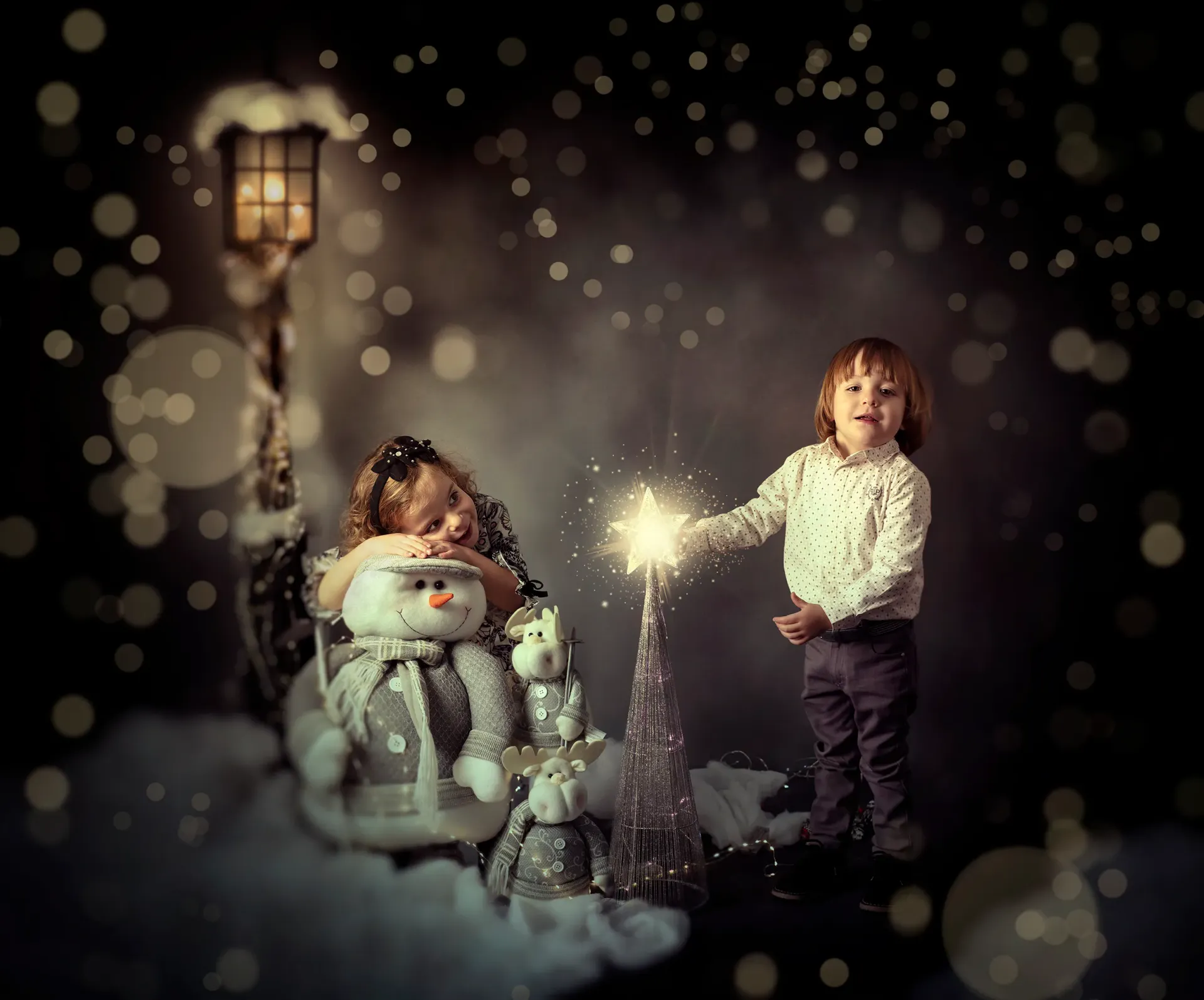Dos niños con un muñeco de nieve, encendiendo una bengala en un entorno nevado y oscuro con una farola.
