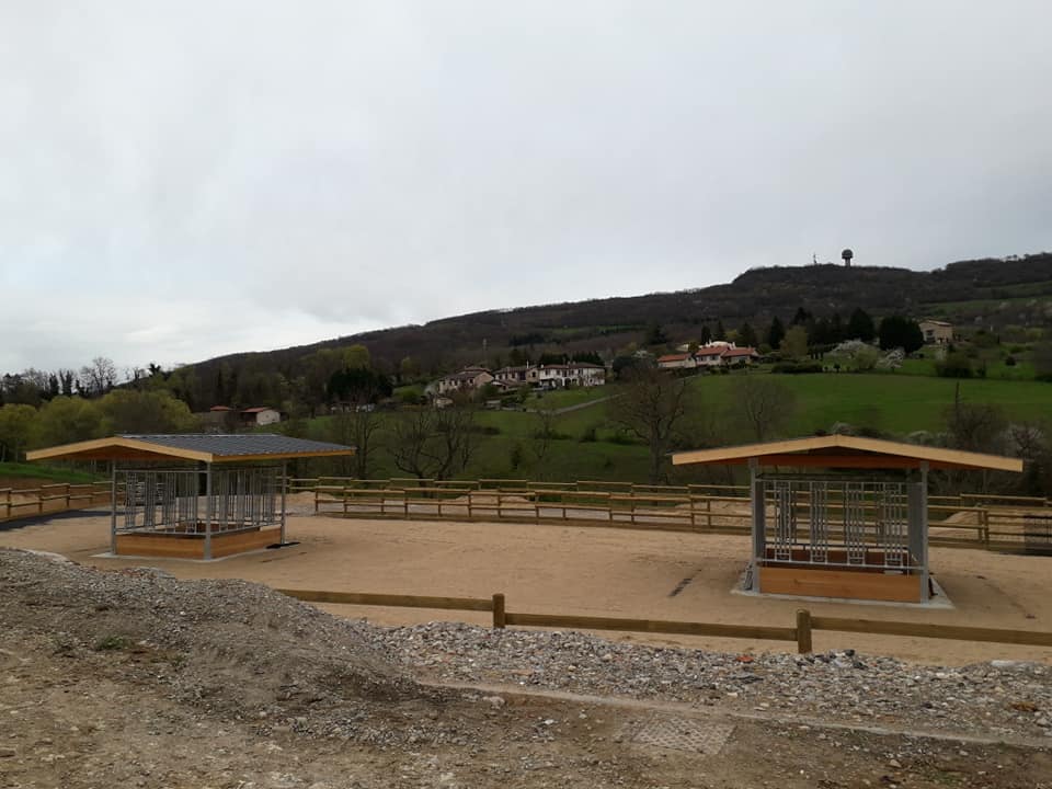 Deux distributeurs de fourrages collectifs