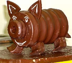 Original Oberlausitzer Baumkuchen GmbH & Co. KG - Niedliches Schwein aus Vollmilchschokoladenbaumkuchen gefertigt