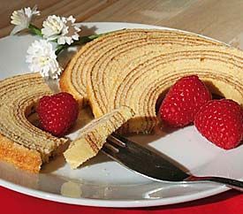 Original Oberlausitzer Baumkuchen GmbH & Co. KG - Baumkuchenscheiben mit frischen Erdbeeren auf einem Teller