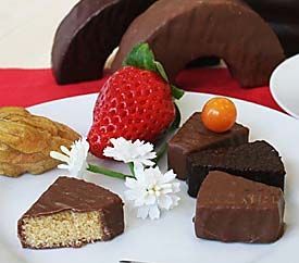 Original Oberlausitzer Baumkuchen GmbH & Co. KG - Minibaumkuchenstücke mit Schokoladenüberzug und dekorativen Früchten