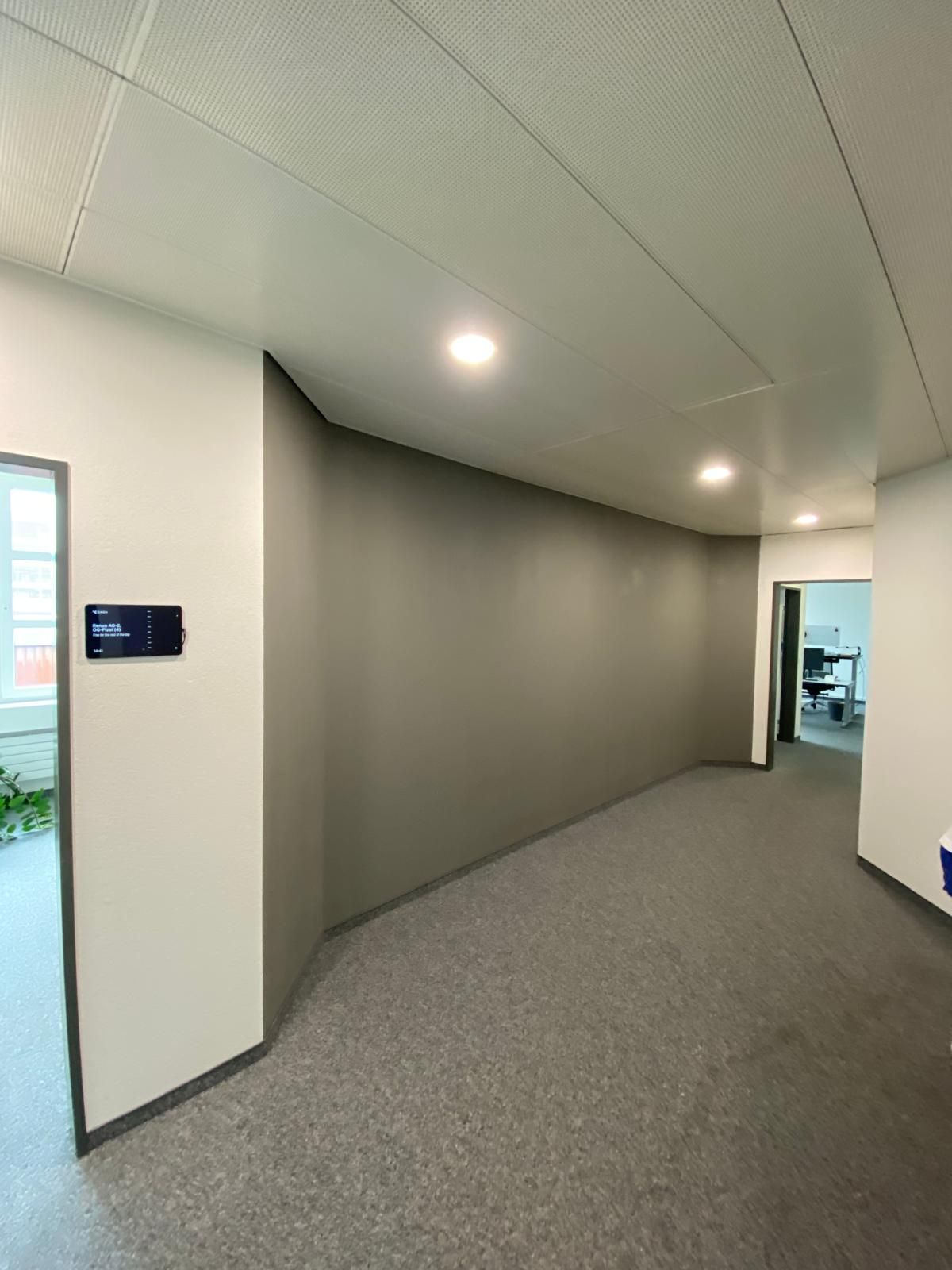 Zwei hohe, moderne Wolkenkratzer mit vertikalen Streifen aus Glas und Metall.