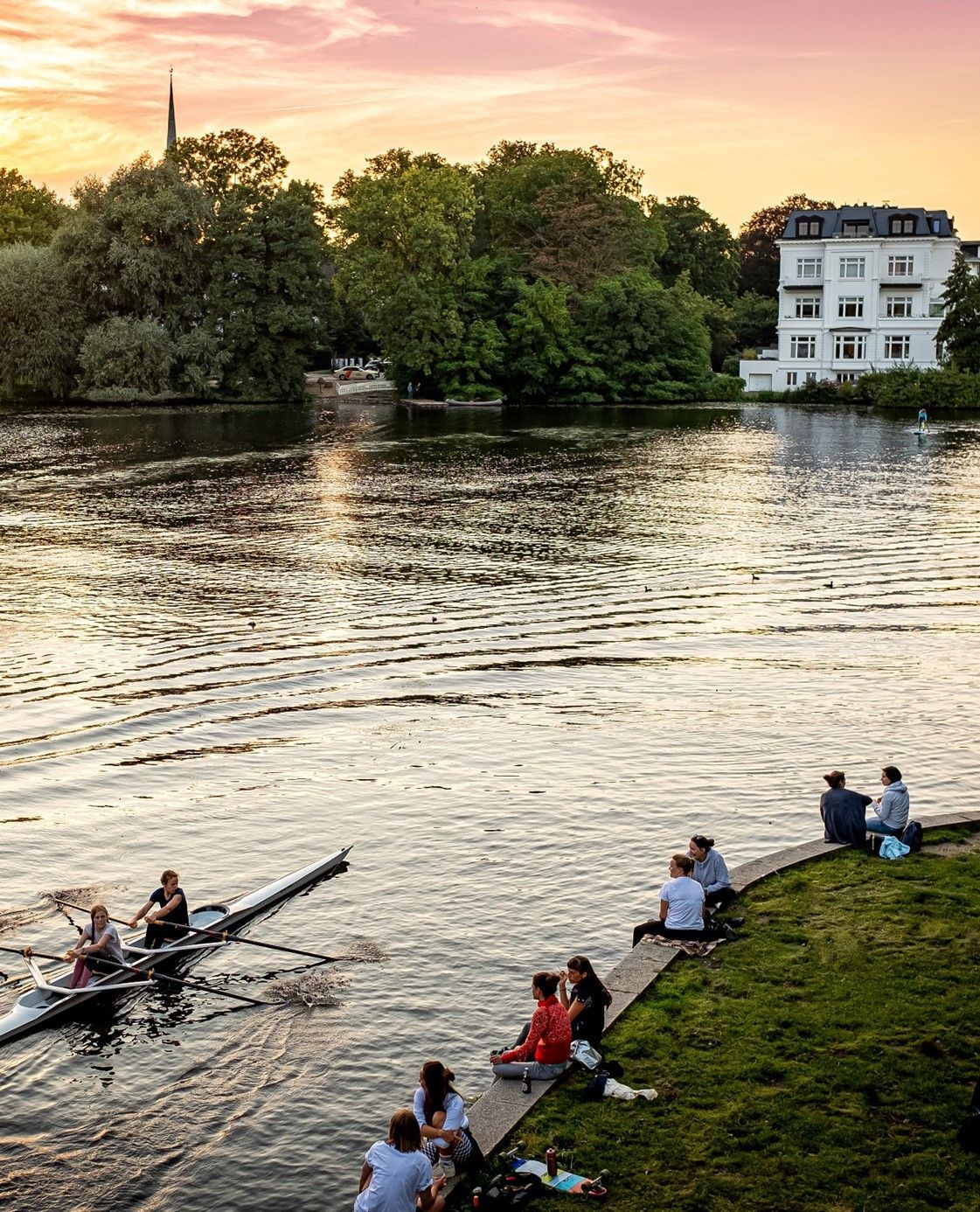 Ein Restaurant mit Tischen und Stühlen und vielen Lichtern, die von der Decke hängen.