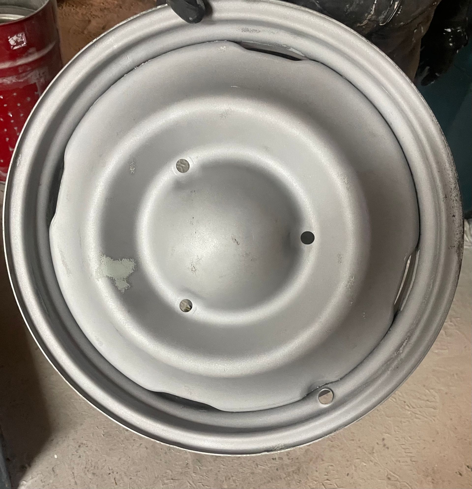 Roue en acier gris à trois trous.