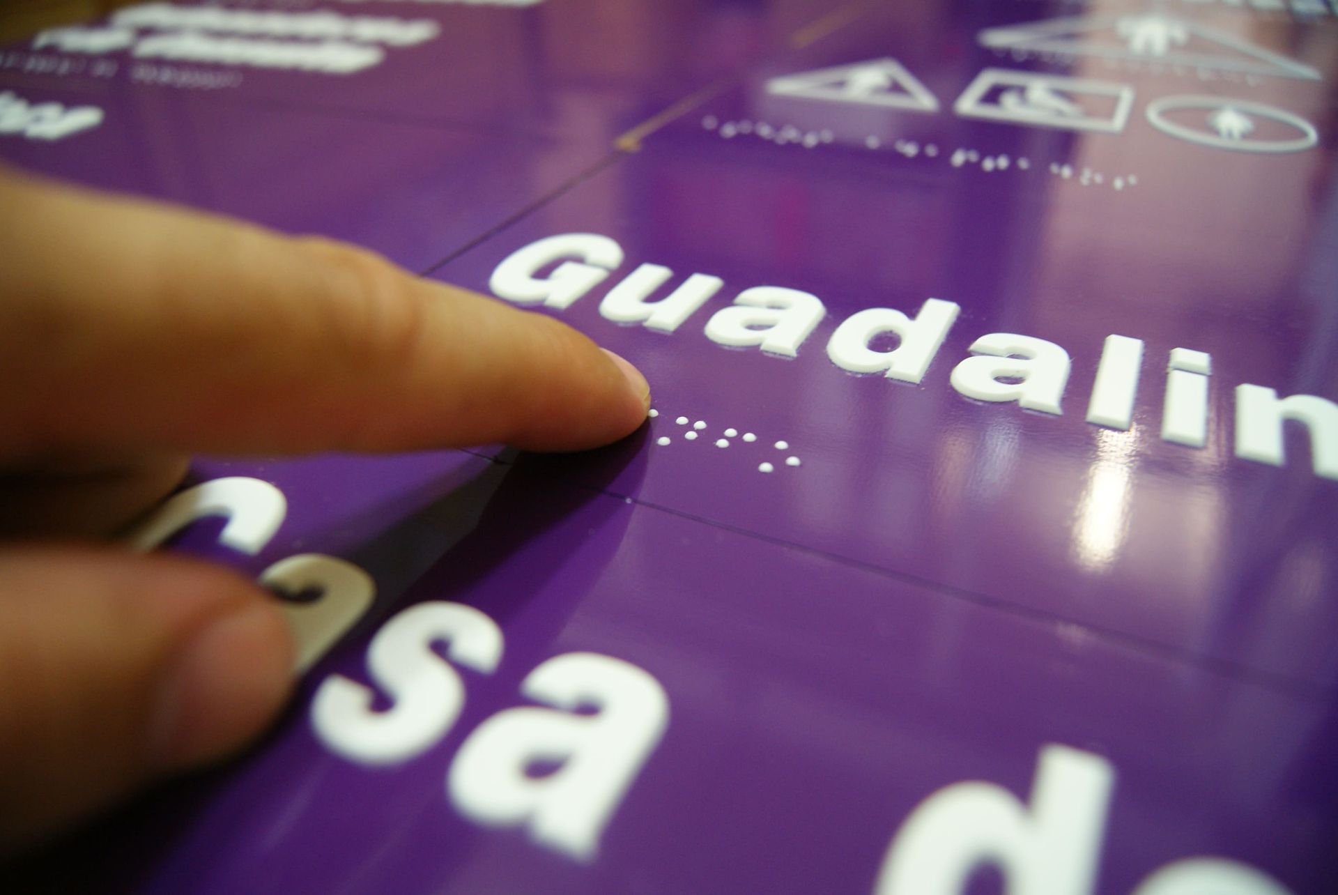 El dedo de una persona apunta a la palabra guadalin