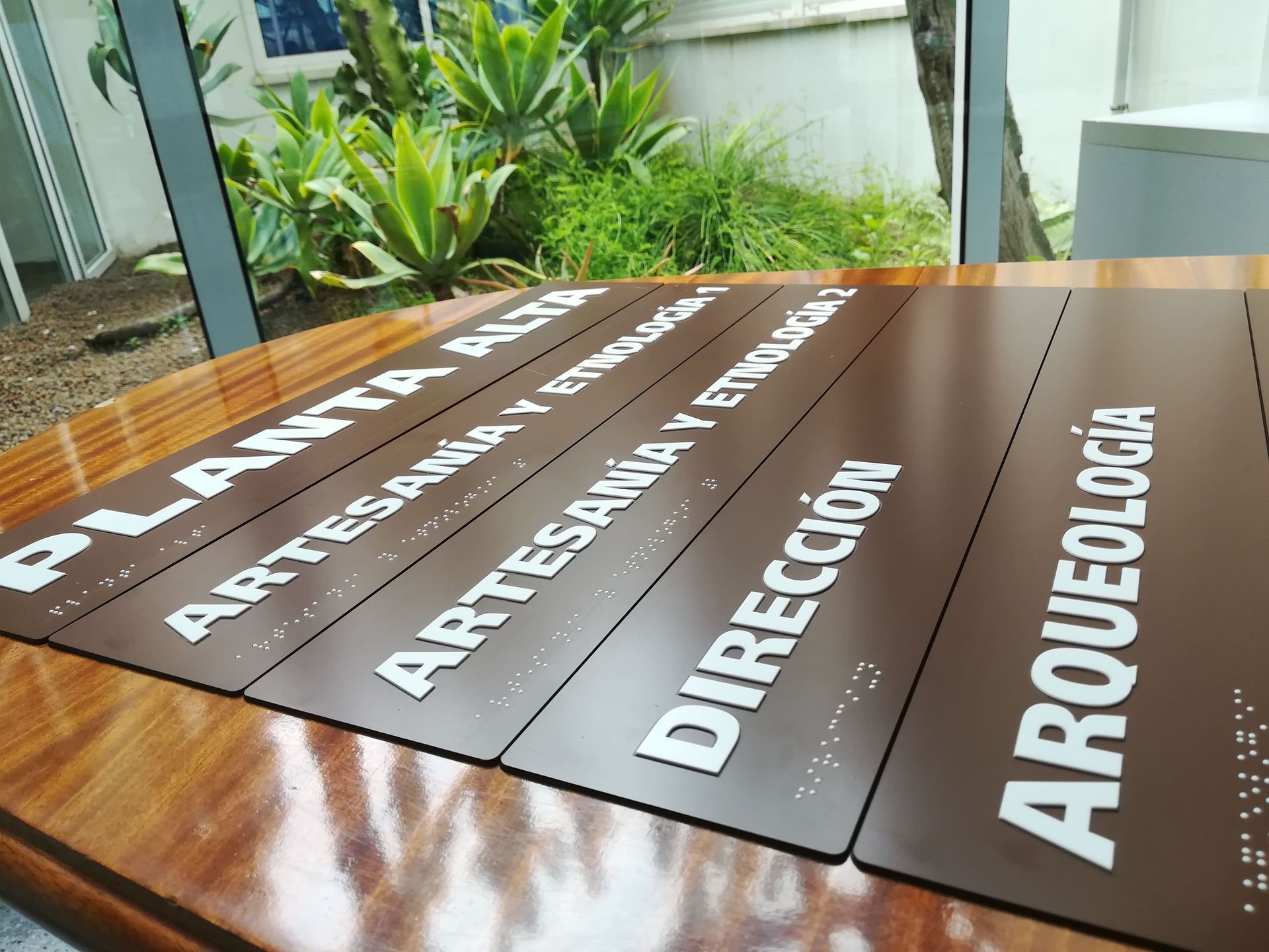 Una mesa de madera con un cartel que dice arqueología.