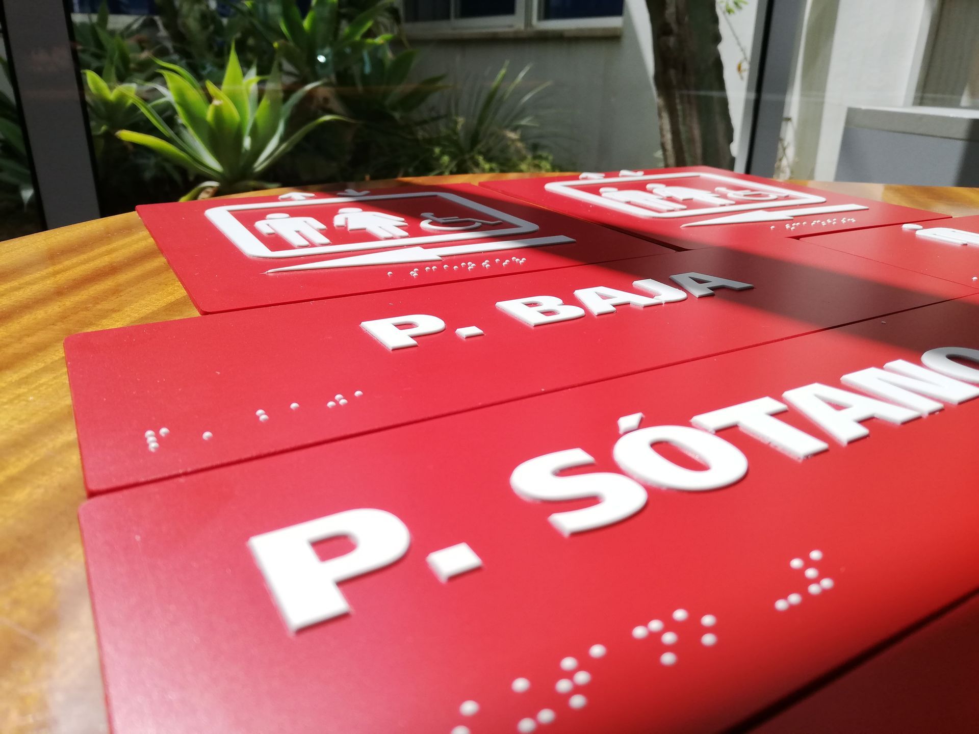 Un cartel rojo que dice p sotano.