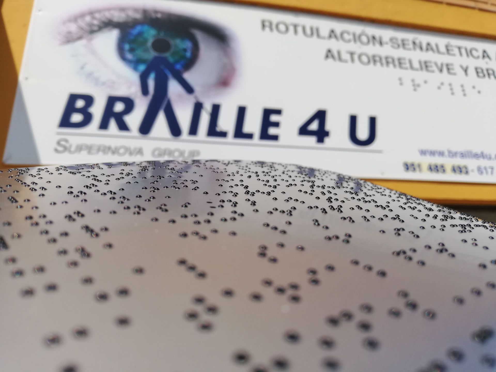 Una tarjeta de presentación para el grupo Braille 4 U Supernova