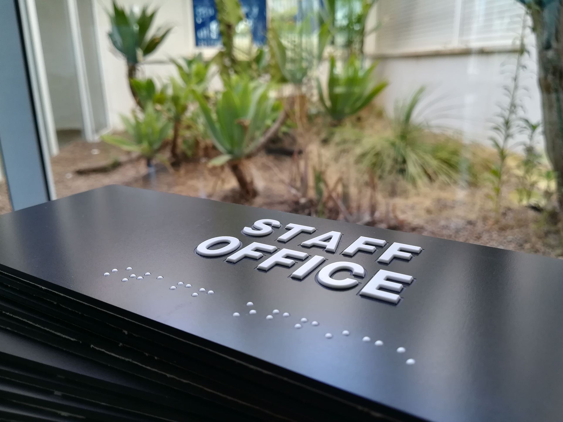 Un cartel negro que dice