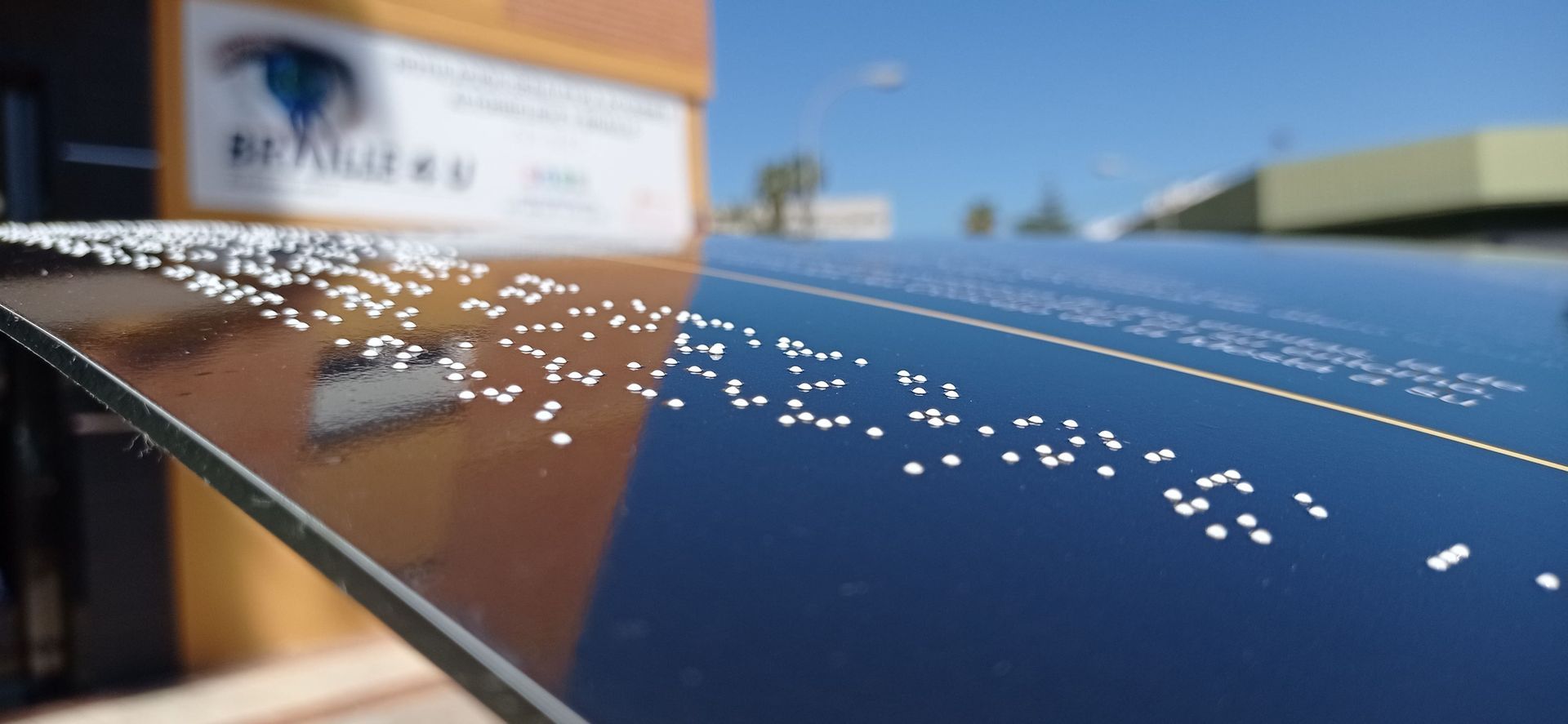 Un primer plano del capó de un automóvil con braille.