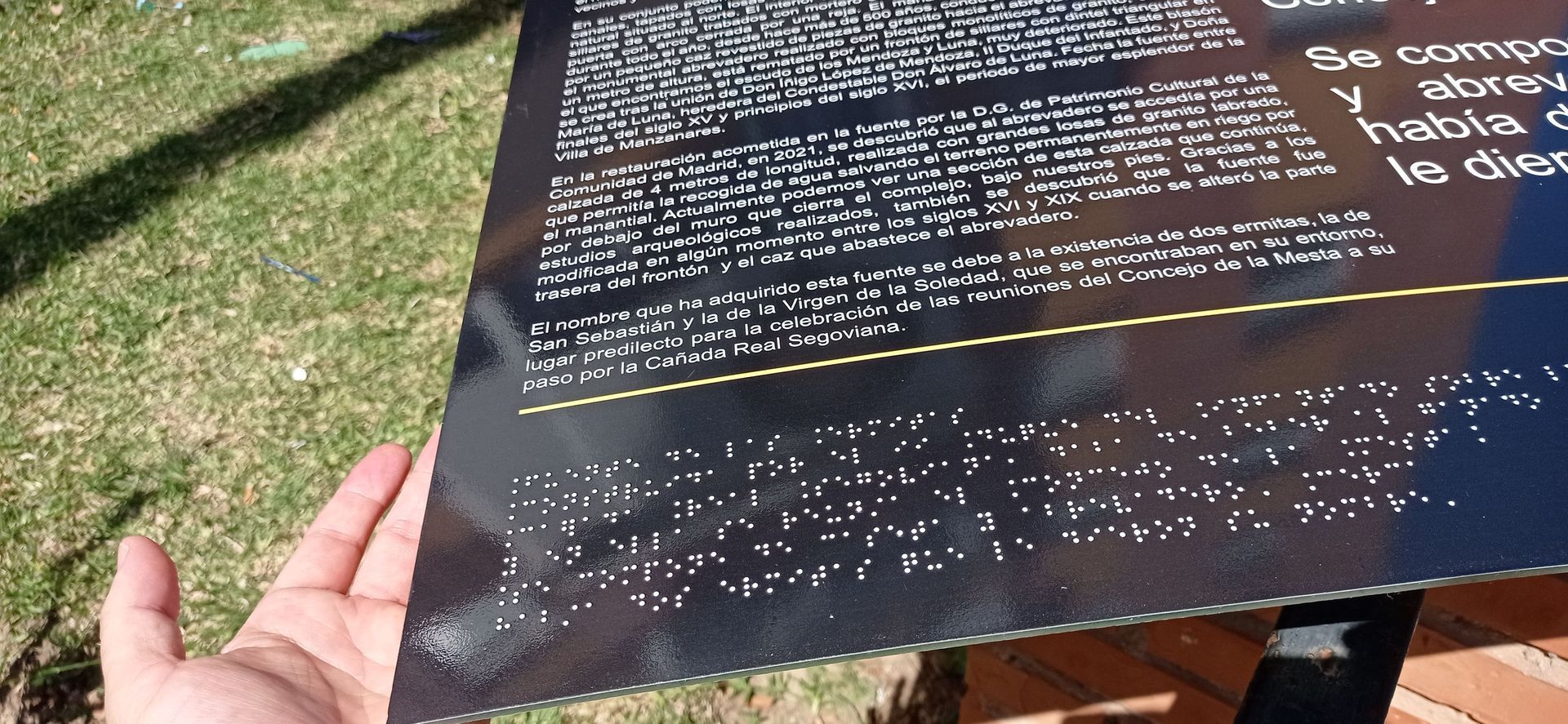 Una persona sostiene un trozo de papel con braille.