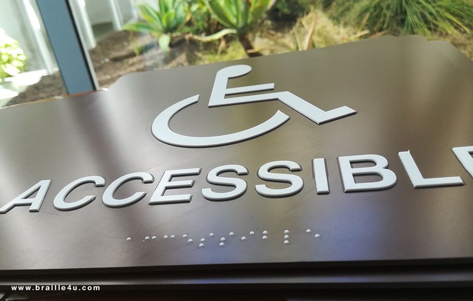 Un cartel que dice accesible con silla de ruedas.