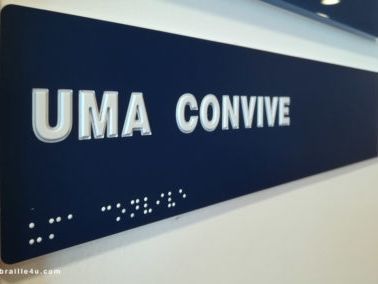 Un cartel azul que dice