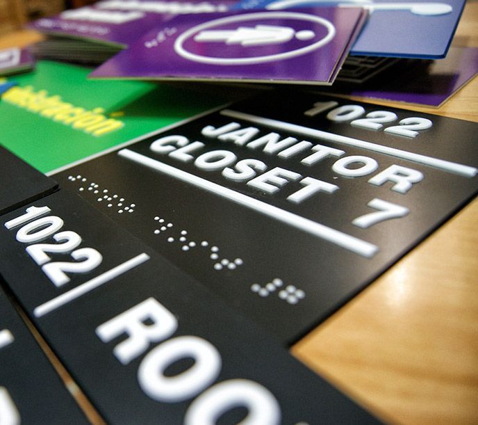 Varios carteles sobre una mesa, incluido uno para el armario de limpieza 7