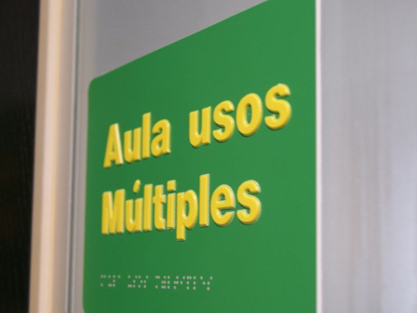 Un cartel verde que dice aula usos múltiples