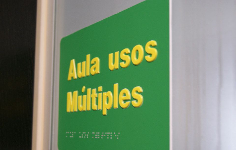 Un cartel verde que dice aula usos múltiples