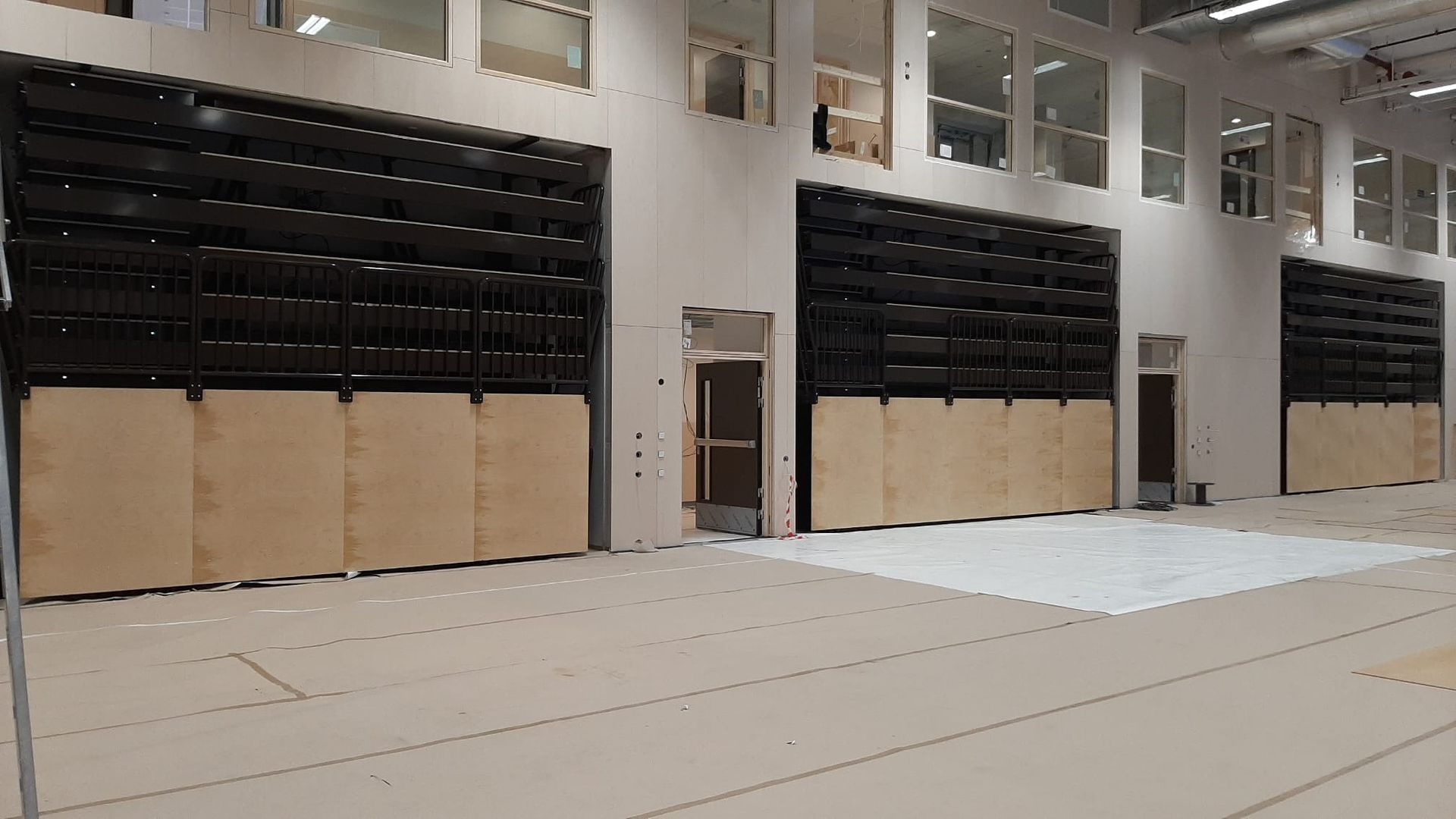 Un gran edificio vacío con muchas ventanas y puertas.