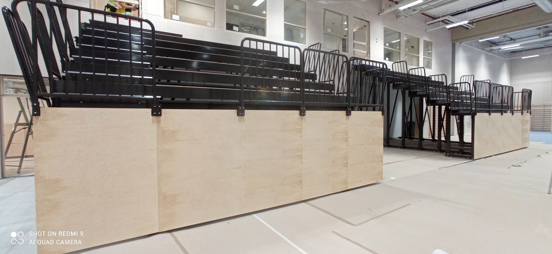 Un gran estadio con filas de gradas y escaleras.