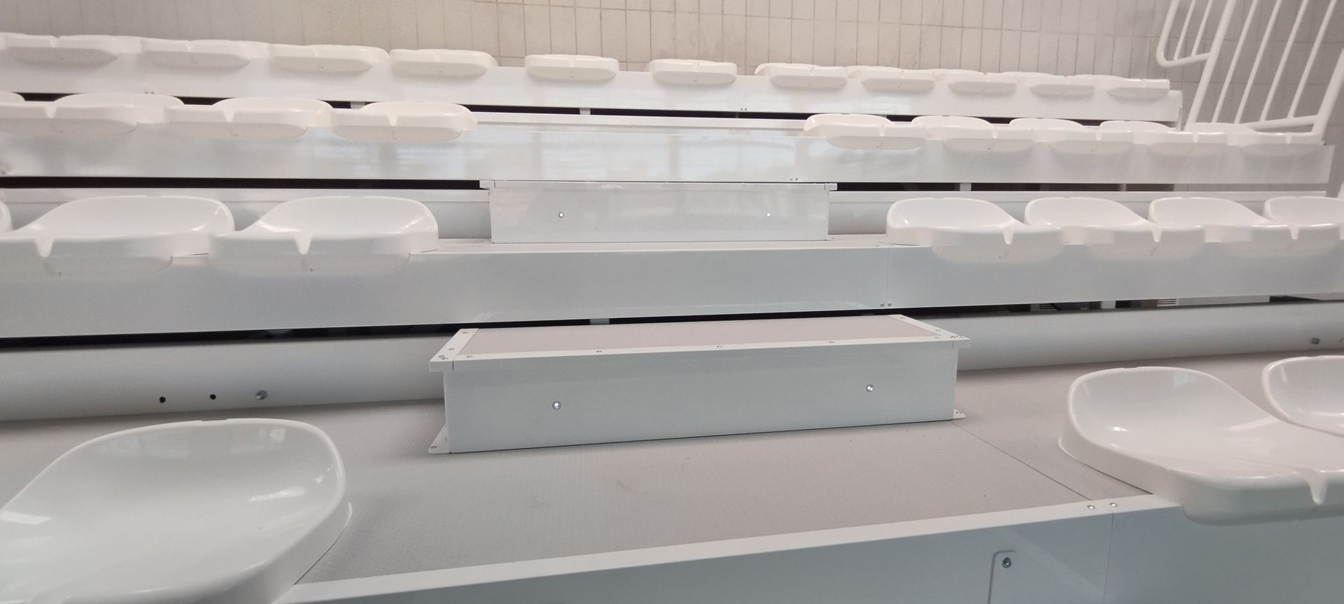 Un refrigerador lleno de muchos recipientes de plástico blanco.