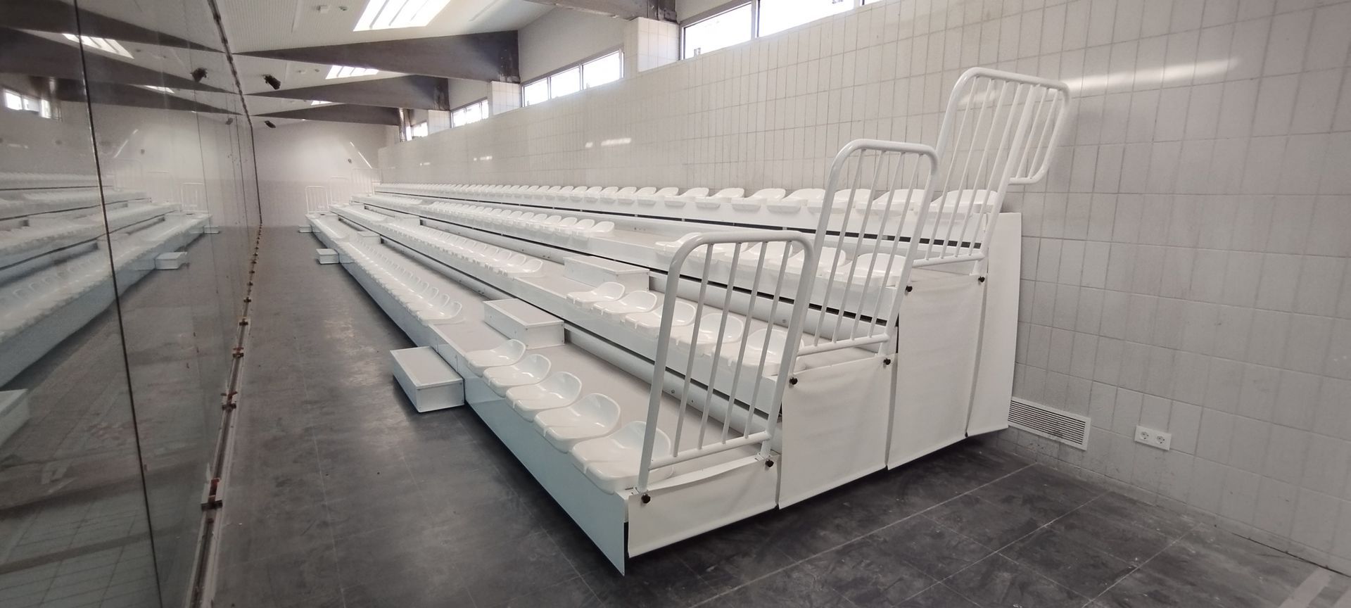 Una fila de gradas blancas en una habitación con un espejo.