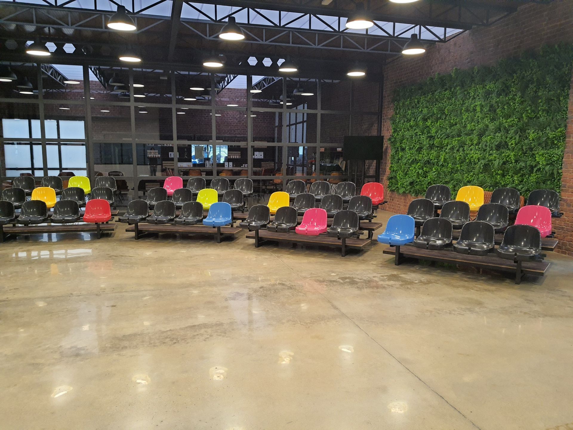 Una fila de sillas de colores están alineadas en una sala de espera.