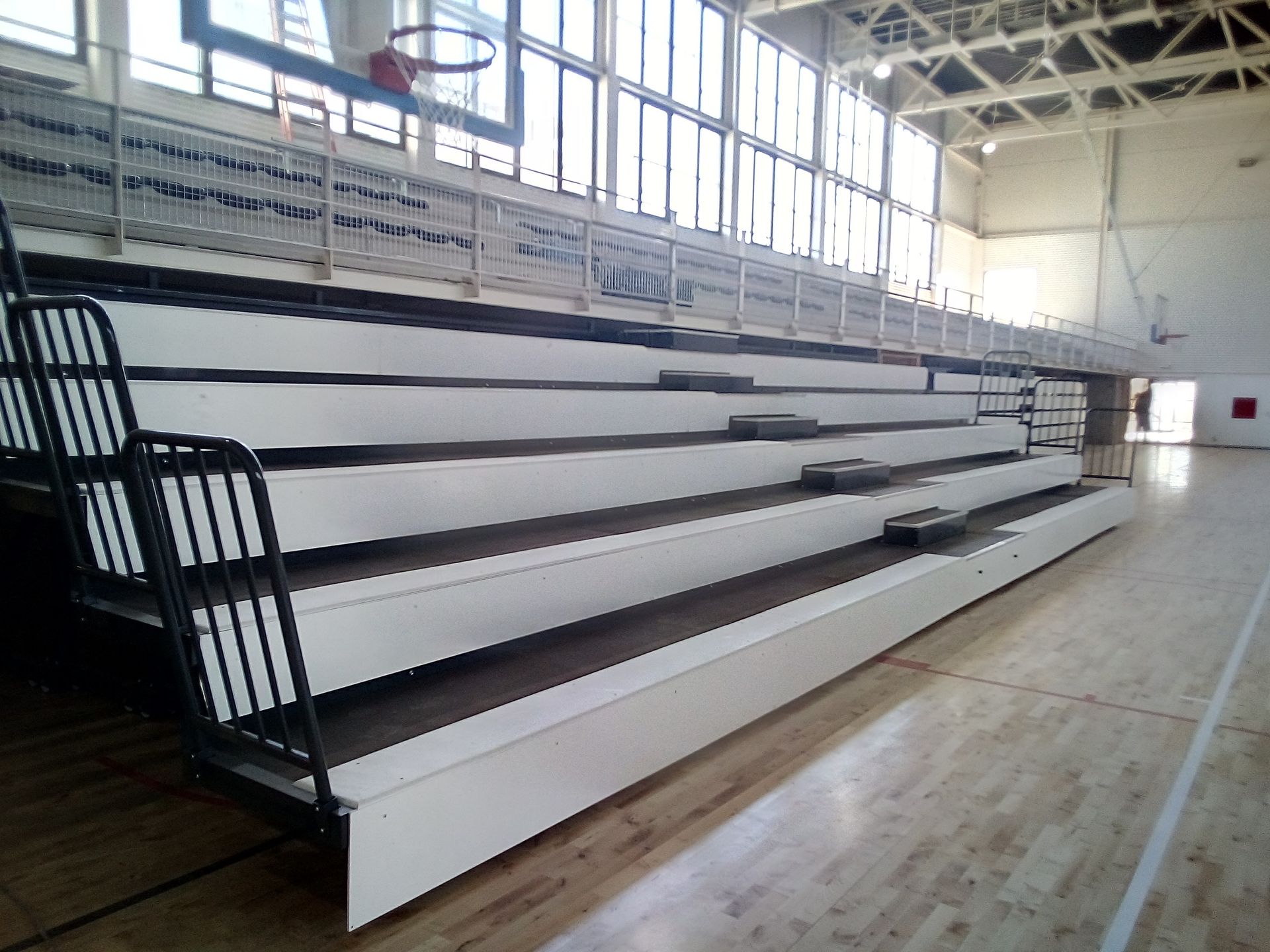 Una cancha de baloncesto con gradas y un aro de baloncesto