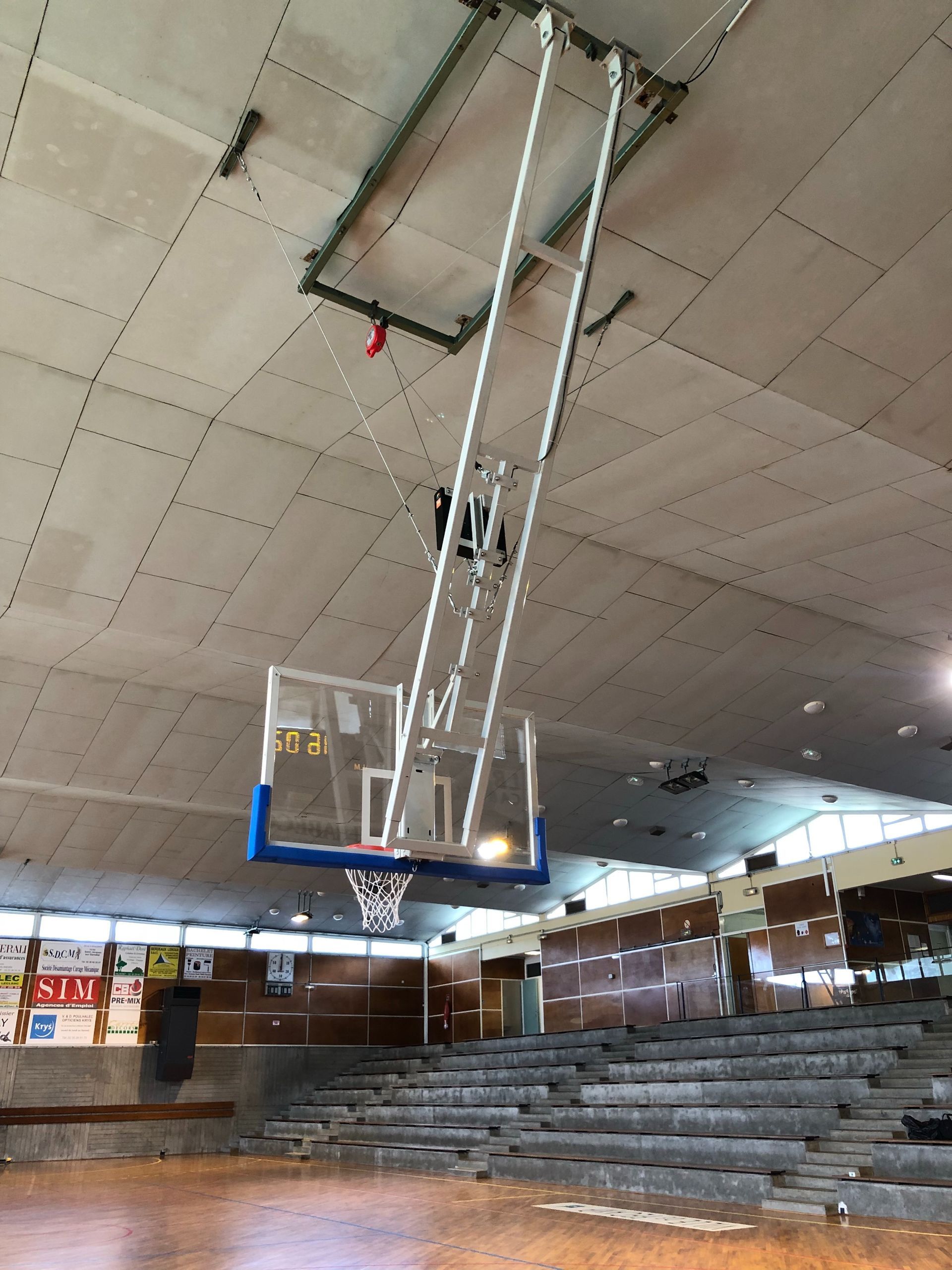 Un aro de baloncesto cuelga del techo de un gimnasio.