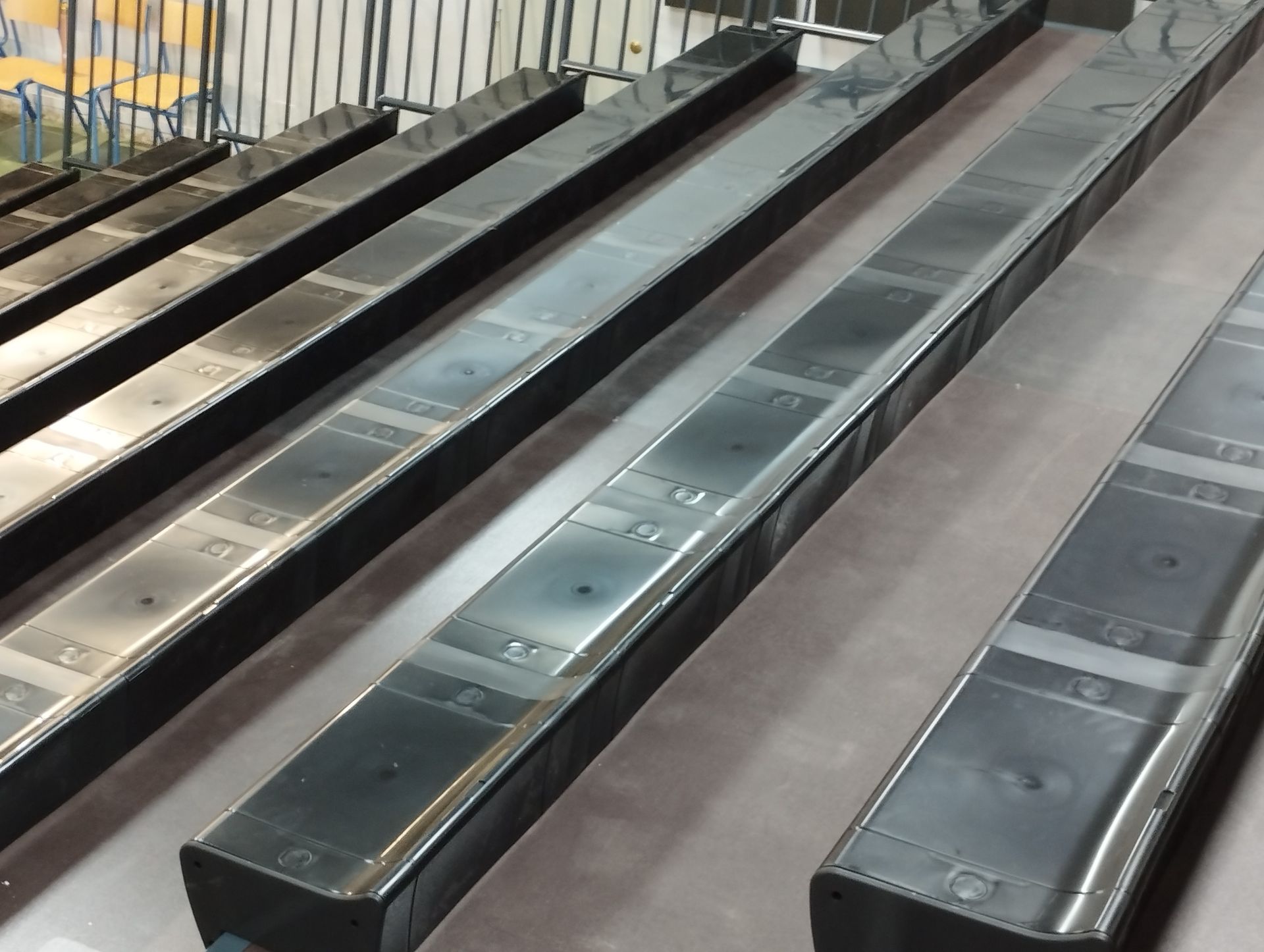 Un montón de barras de metal están alineadas sobre una mesa.