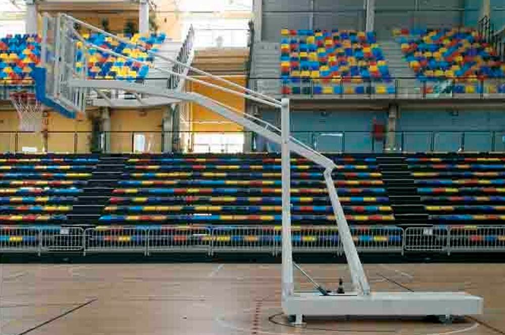 Hay un aro de baloncesto en el medio de una cancha de baloncesto.