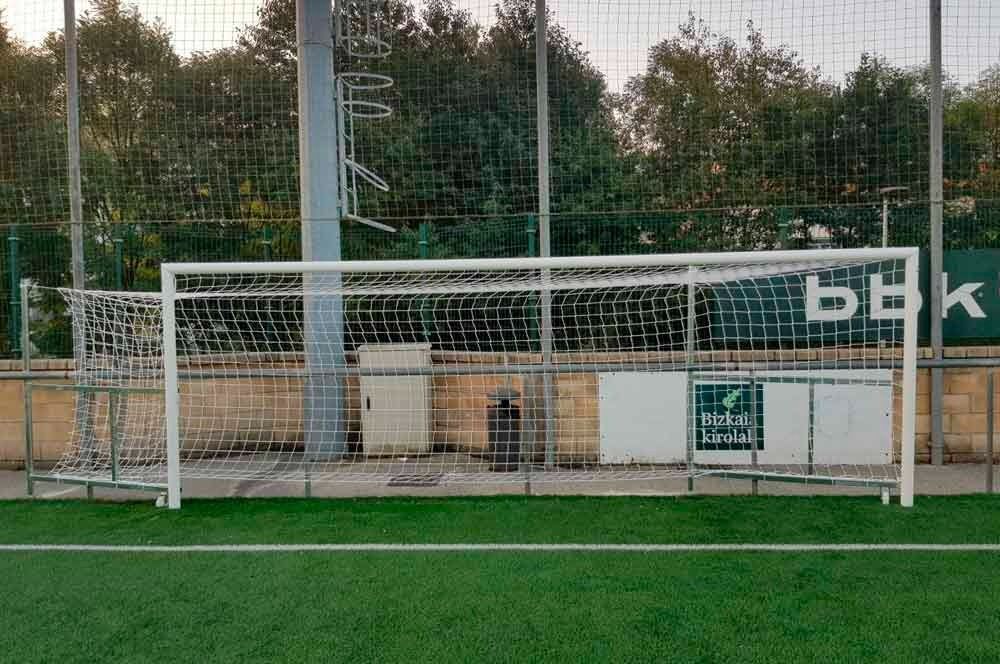 Una portería de fútbol con un cartel que dice bbk.