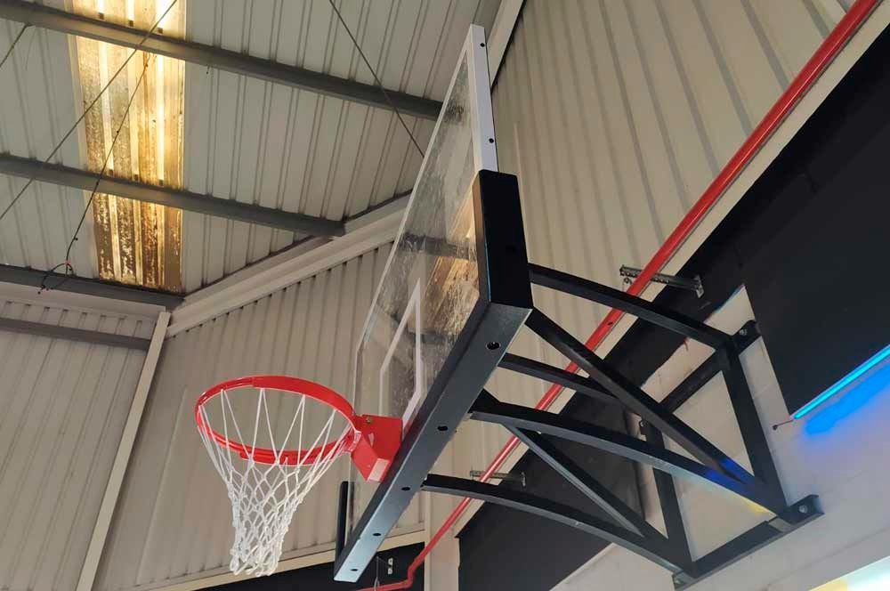 Un aro de baloncesto cuelga del techo de un edificio.