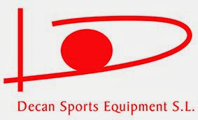 Un logotipo rojo para Decan Sports Equipment SL