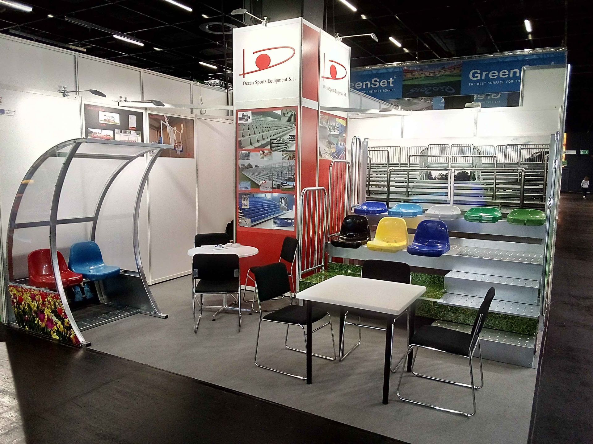 Una exhibición de sillas y mesas con un cartel que dice verde.