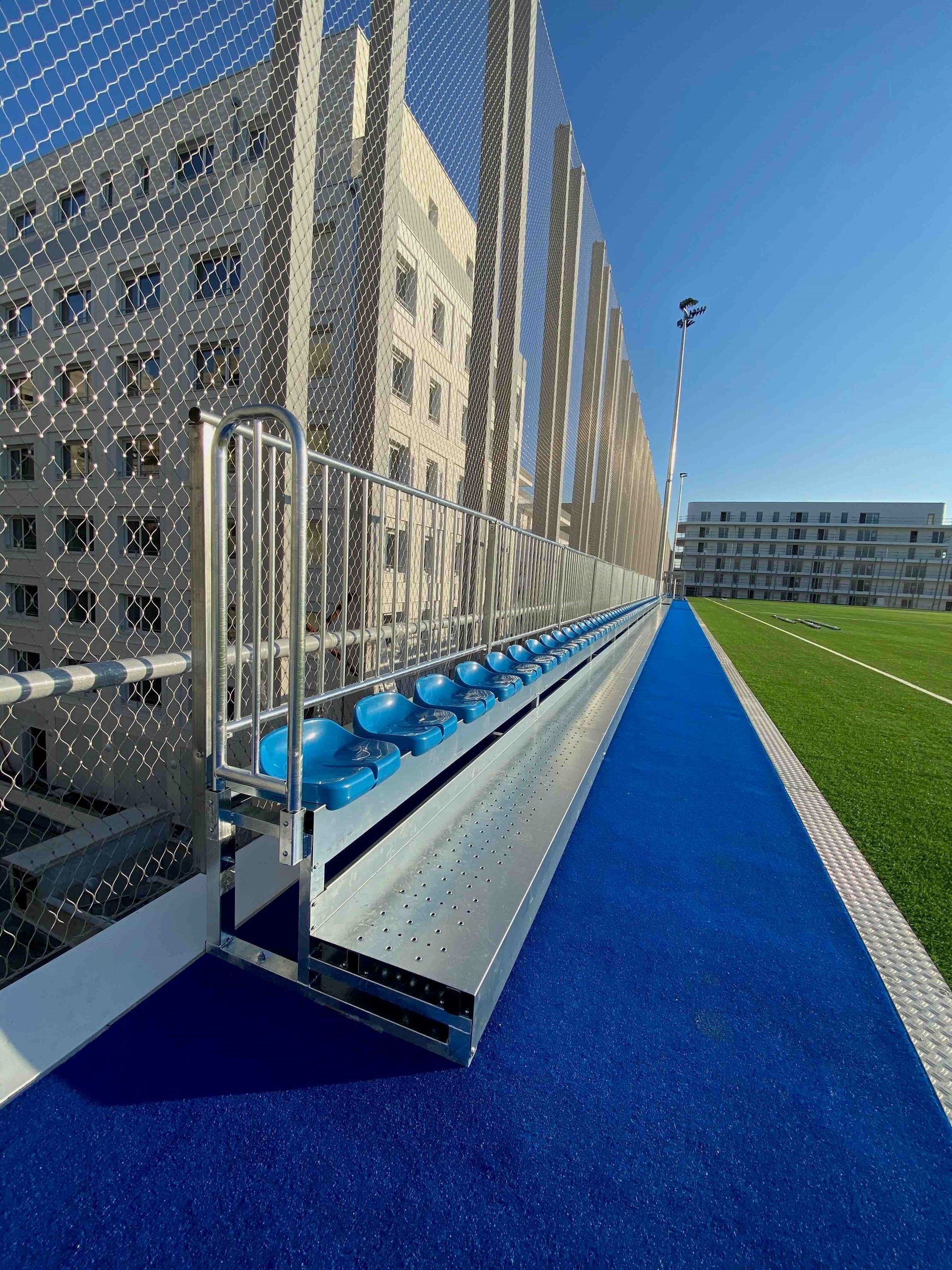 Una fila de asientos azules en un campo de fútbol