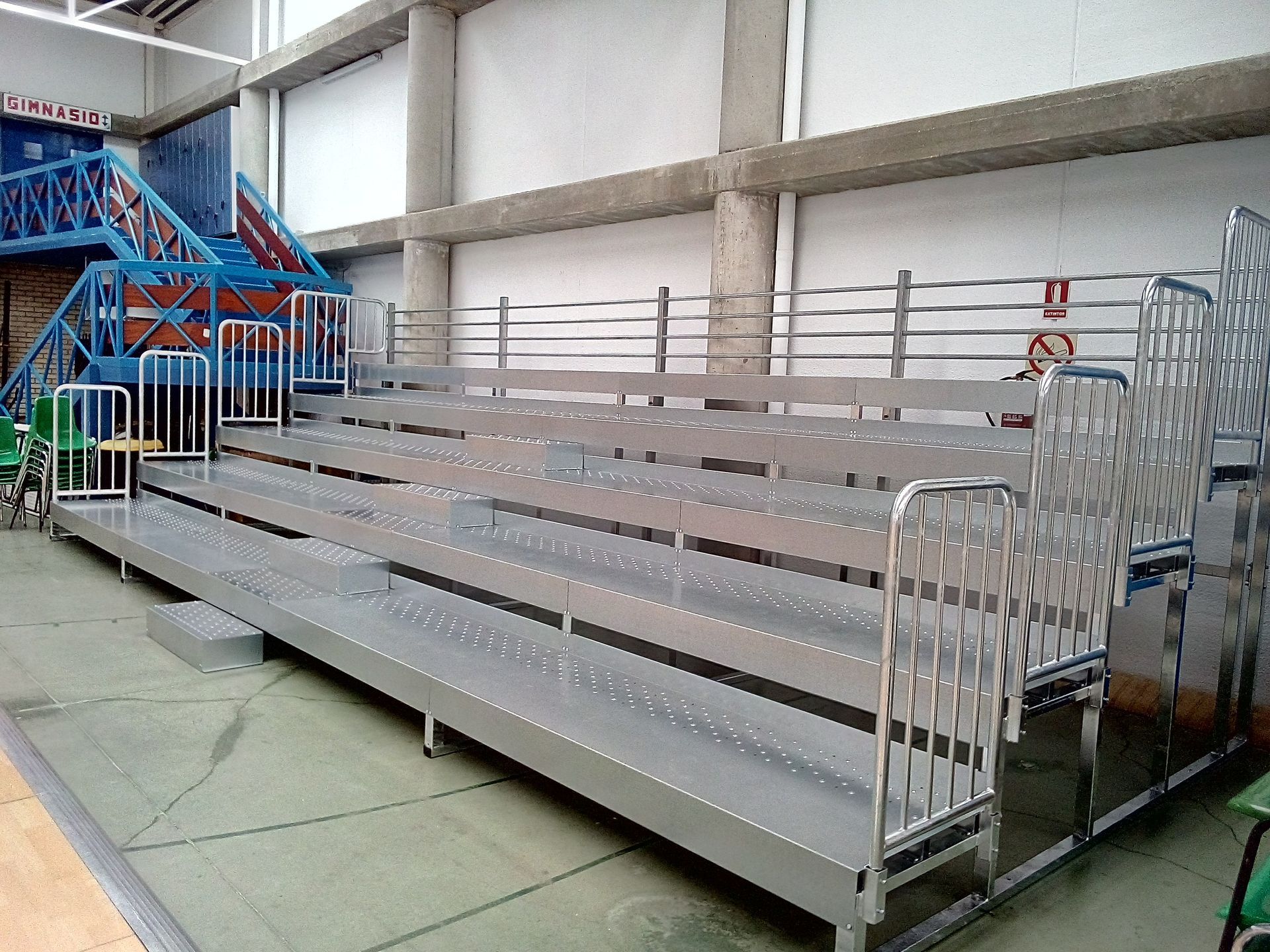 Una fila de gradas en un edificio con escaleras al fondo.