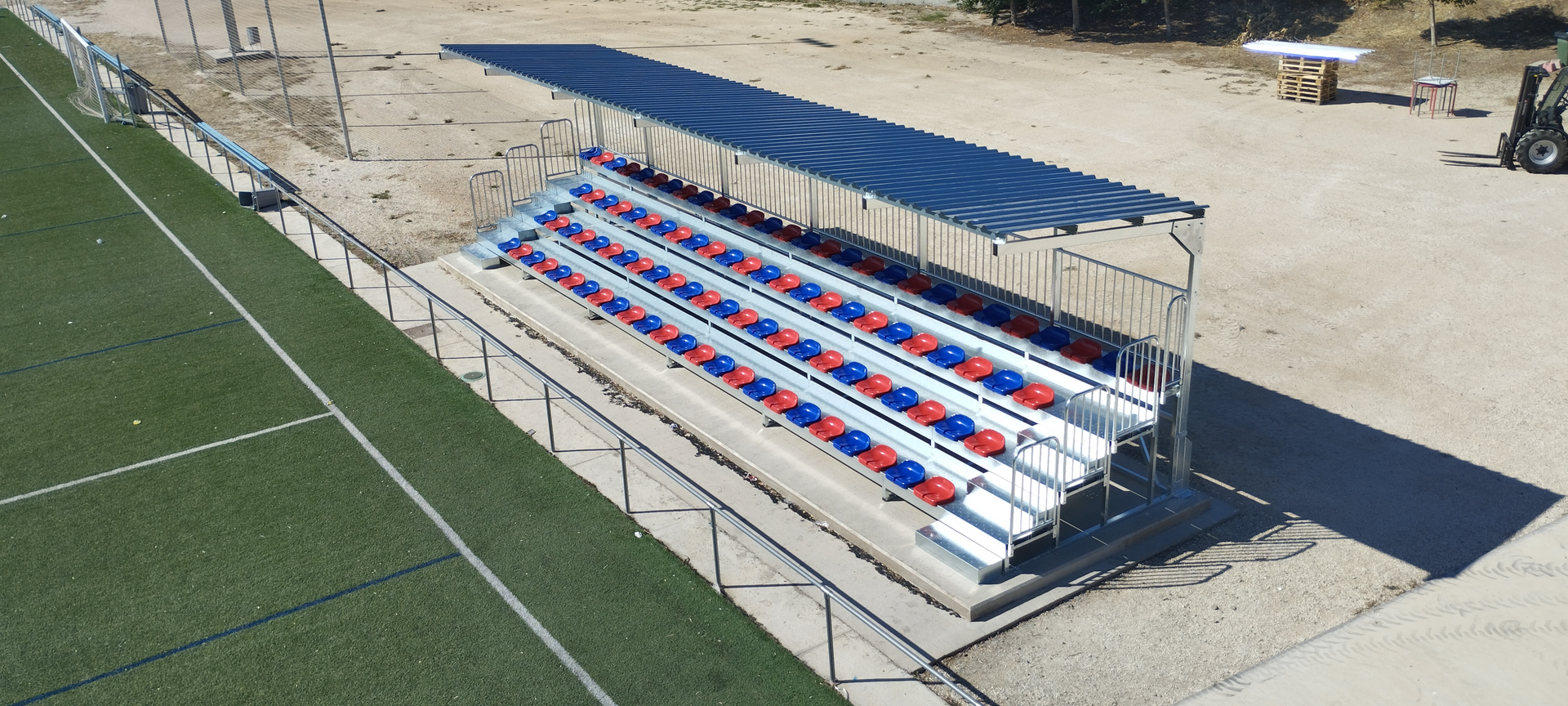 Una vista aérea de un estadio con gradas y un dosel.