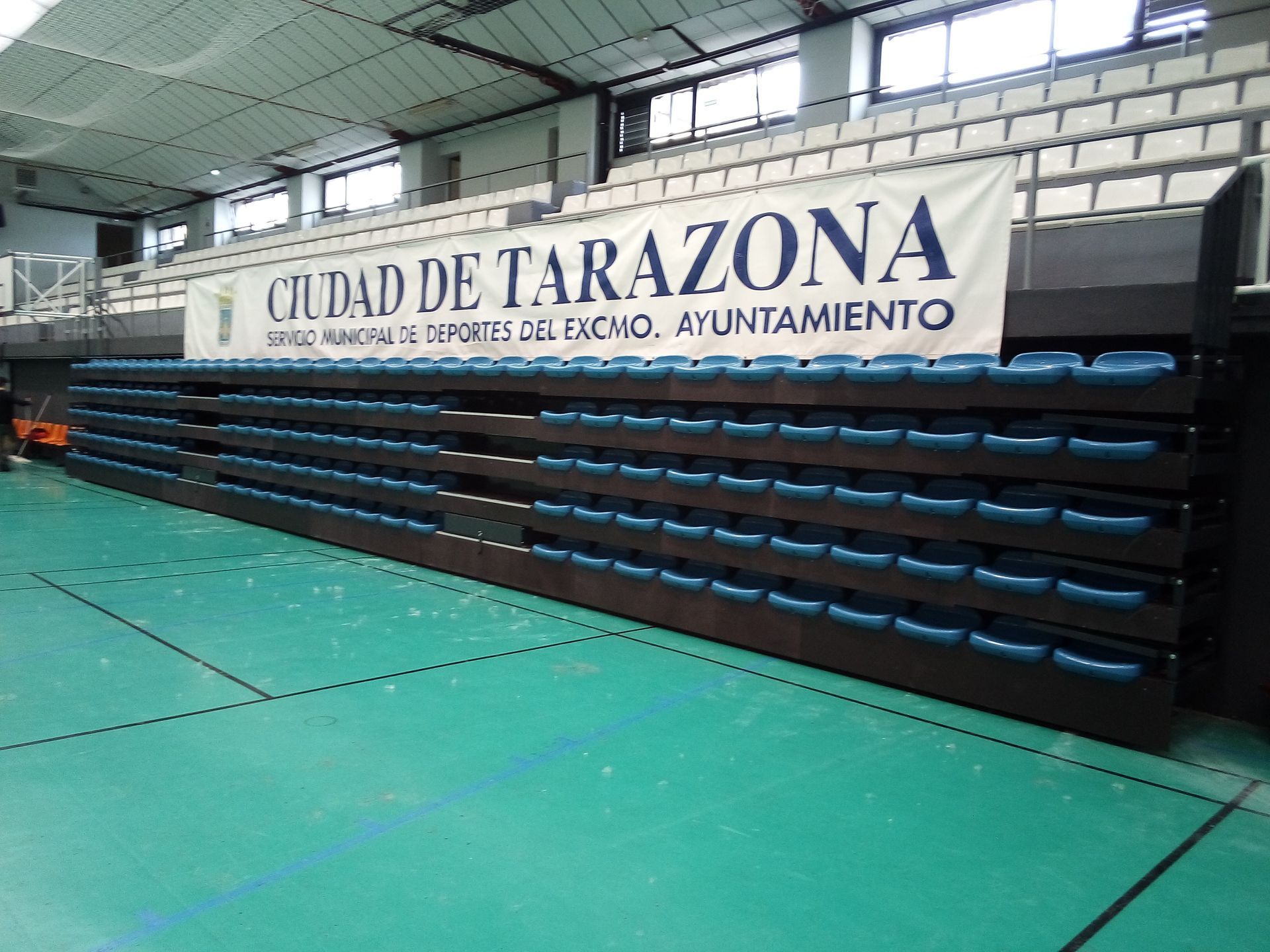 Un estadio con una pancarta que dice ciudad de tarazona