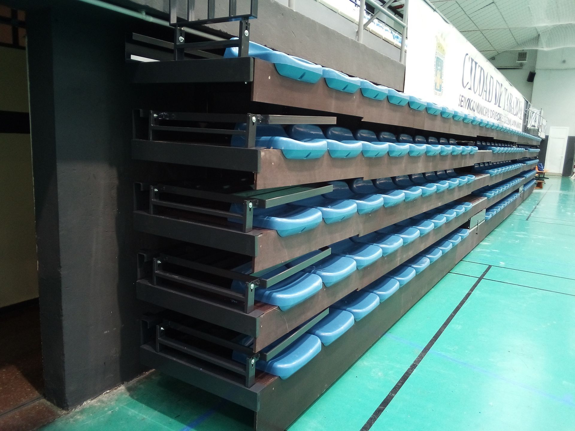 Una fila de asientos azules están apilados uno encima del otro