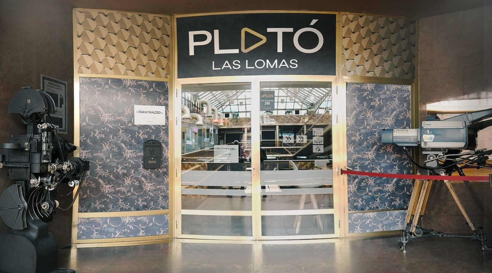 Un edificio con un letrero que dice Plutón como Lomas.