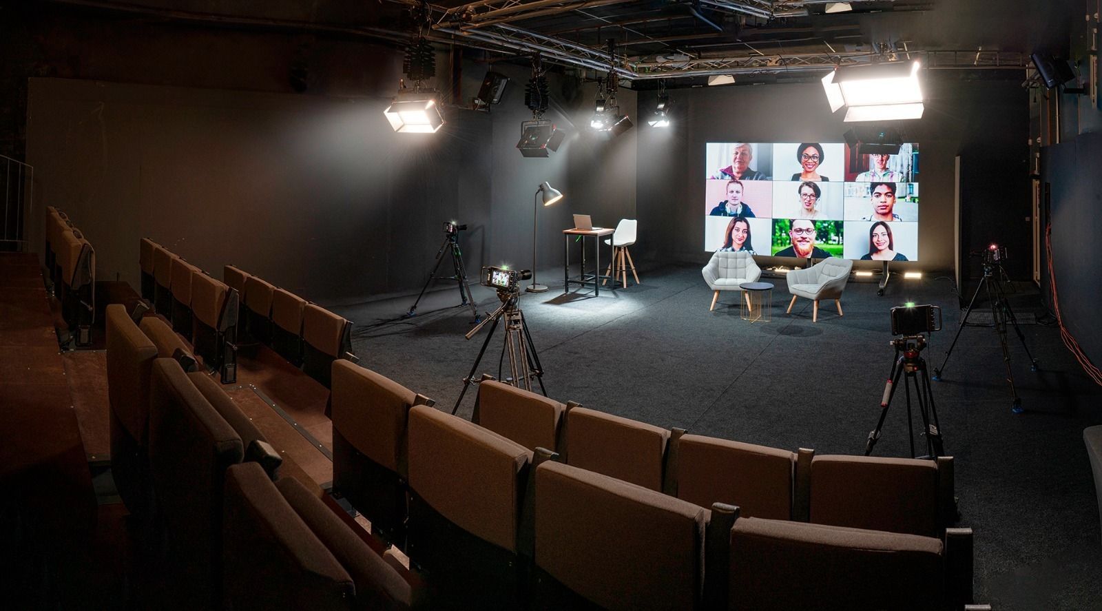 Hay una pantalla grande en el medio de la habitación.