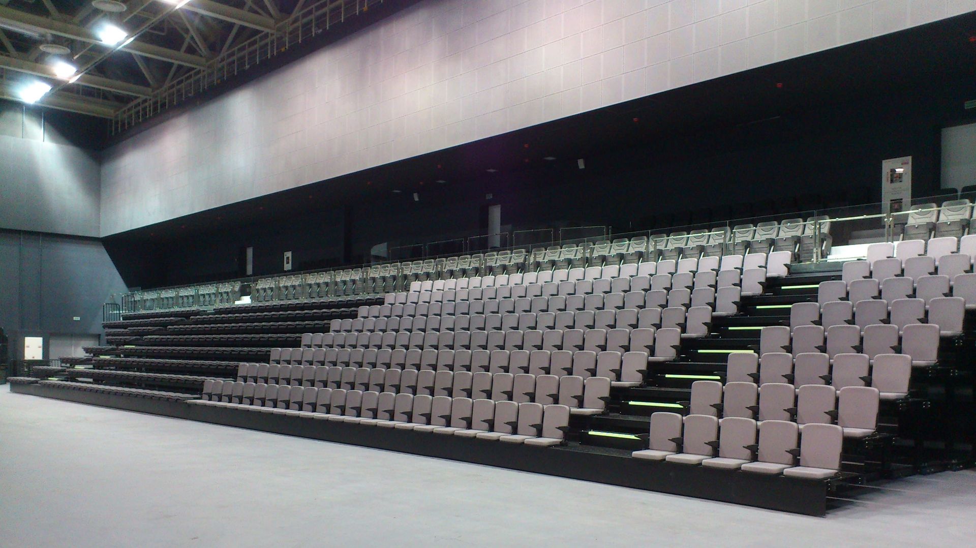 Un gran auditorio con filas de asientos vacíos