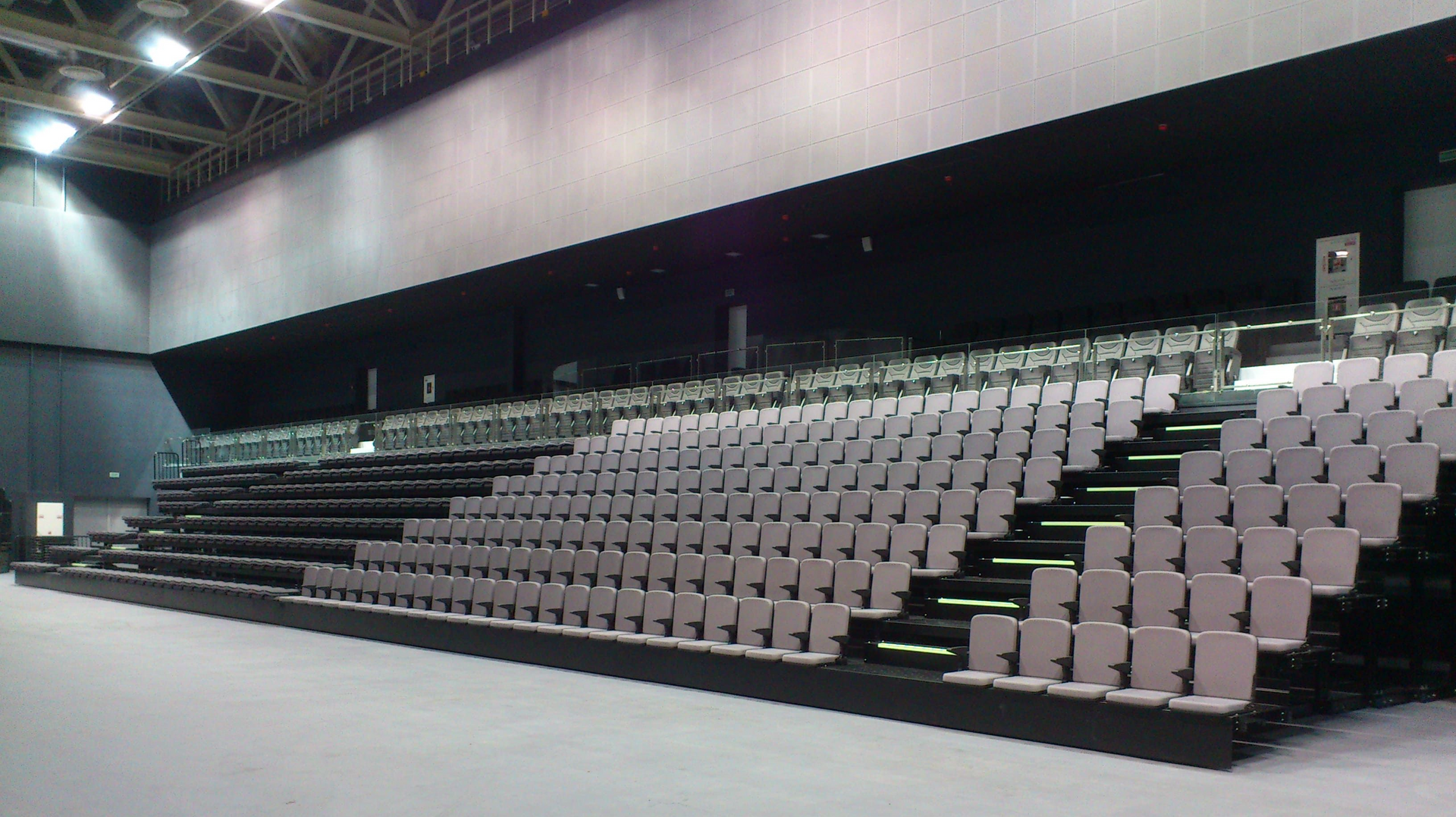 Un auditorio vacío con filas de asientos plegables