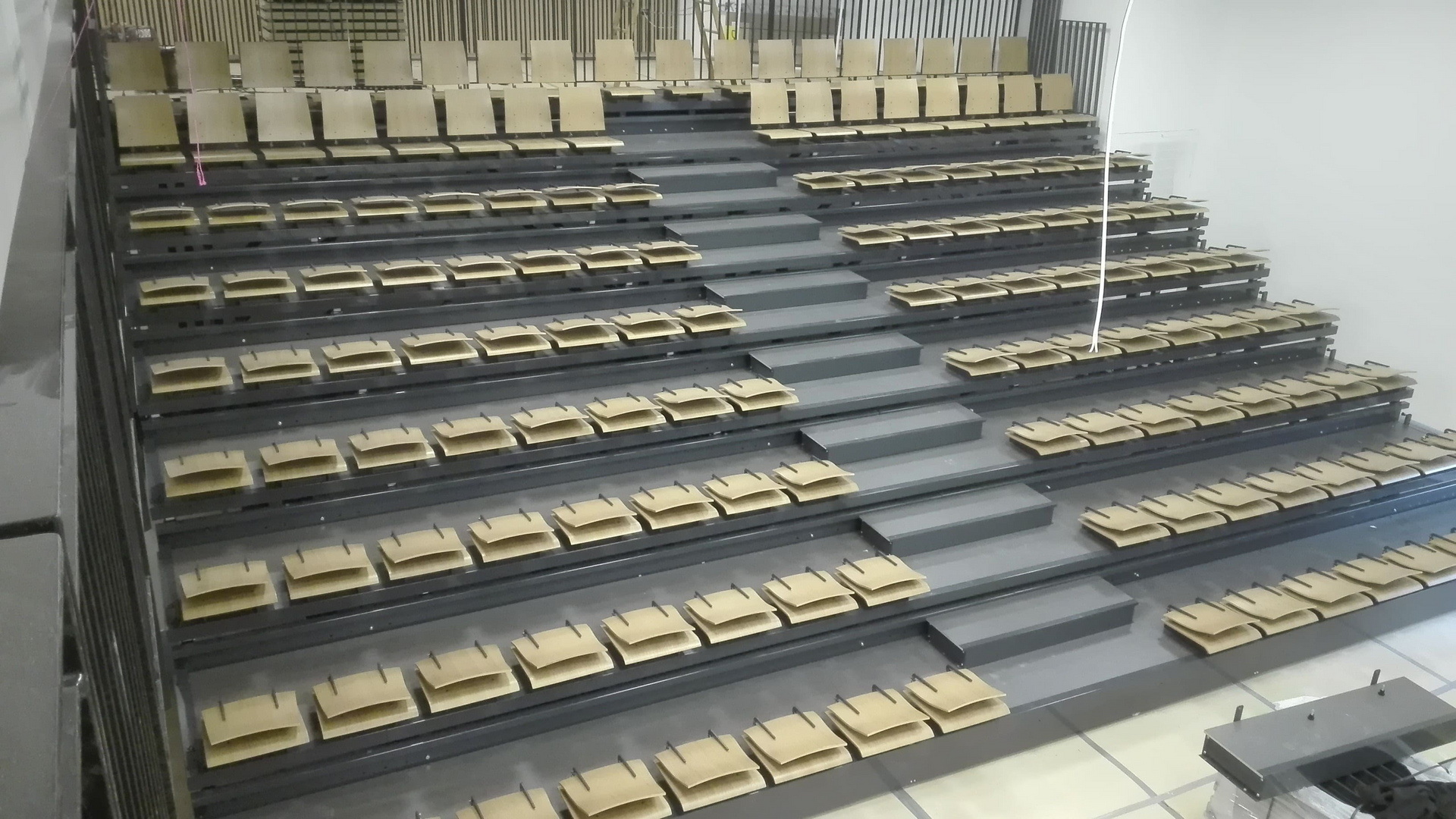 Un gran auditorio con filas de asientos y escaleras.