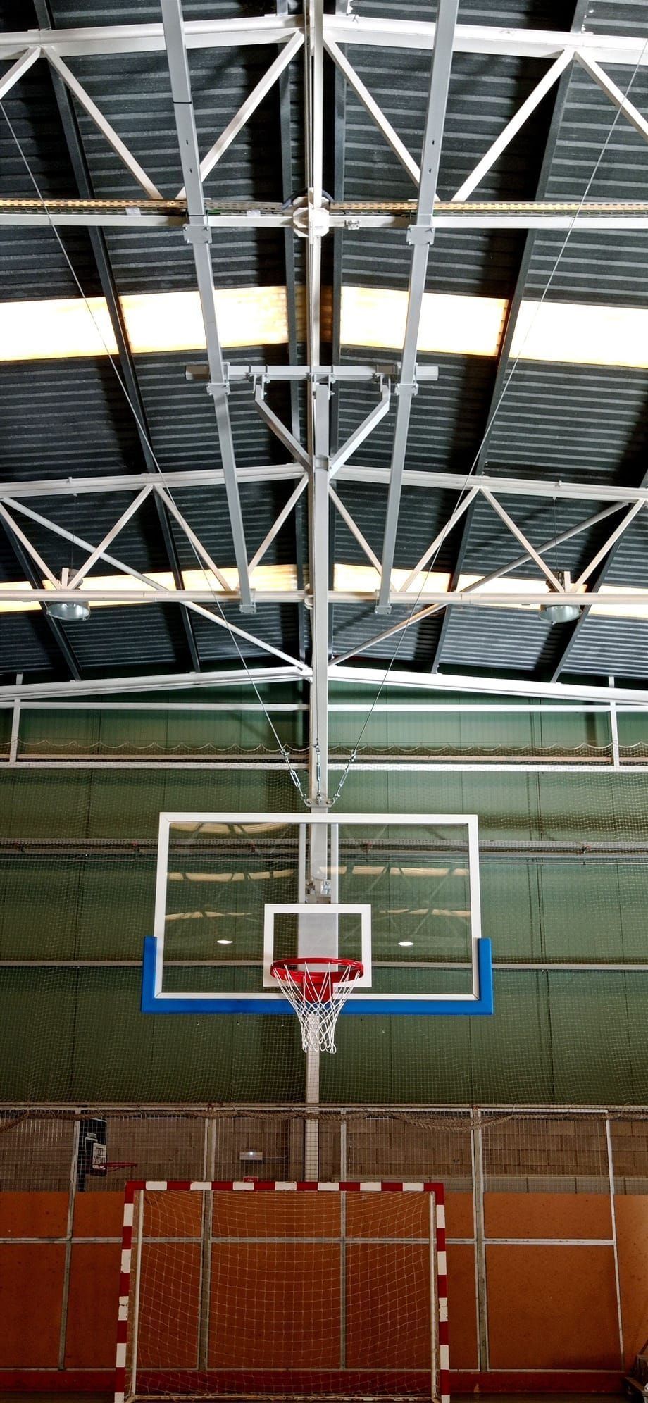 Un aro de baloncesto cuelga del techo de un gimnasio.