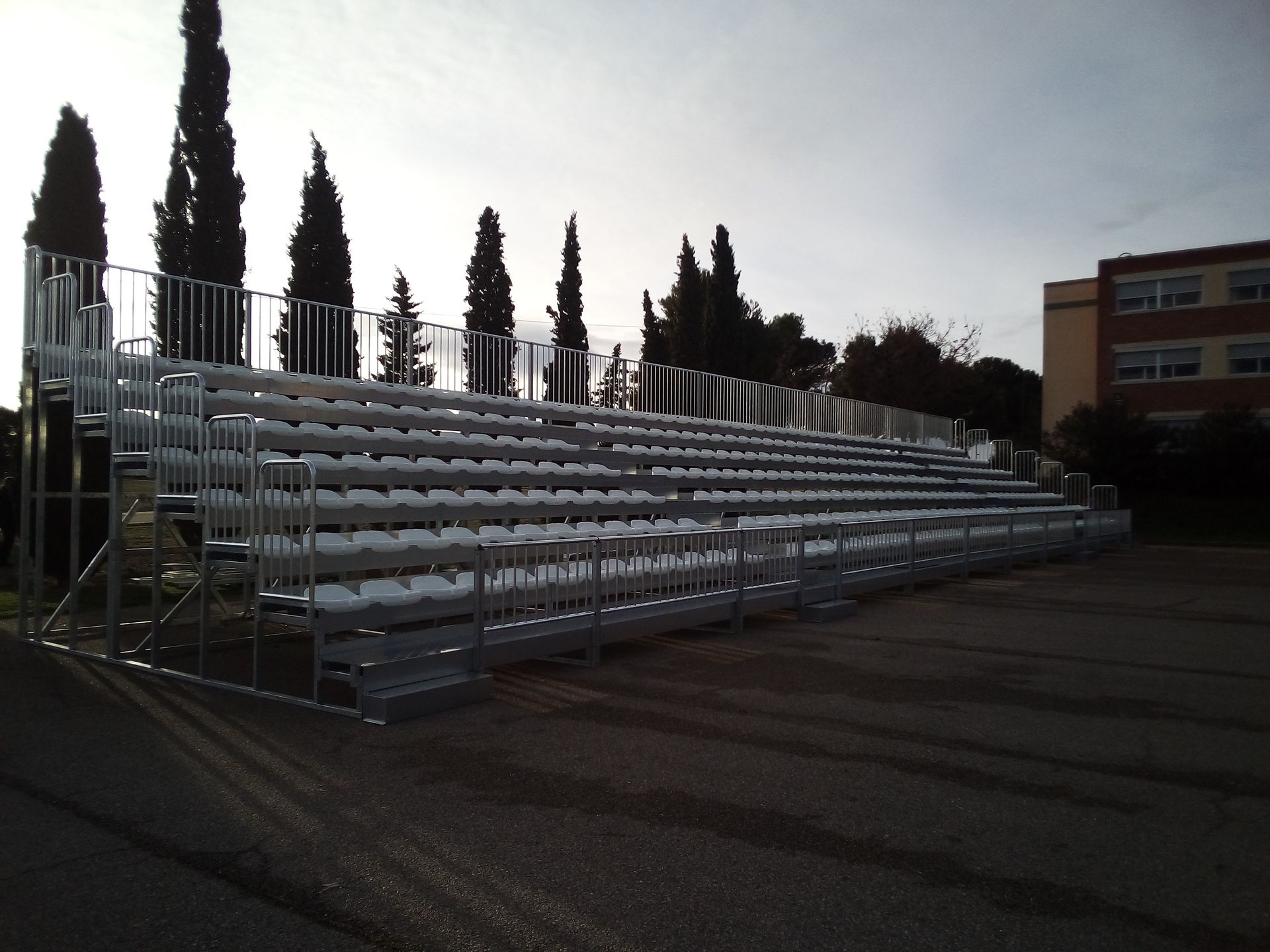 Una fila de gradas con un edificio al fondo